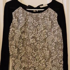 ⭐️LAST CHANCE!!⭐️Hinge sweater w/ lace detail